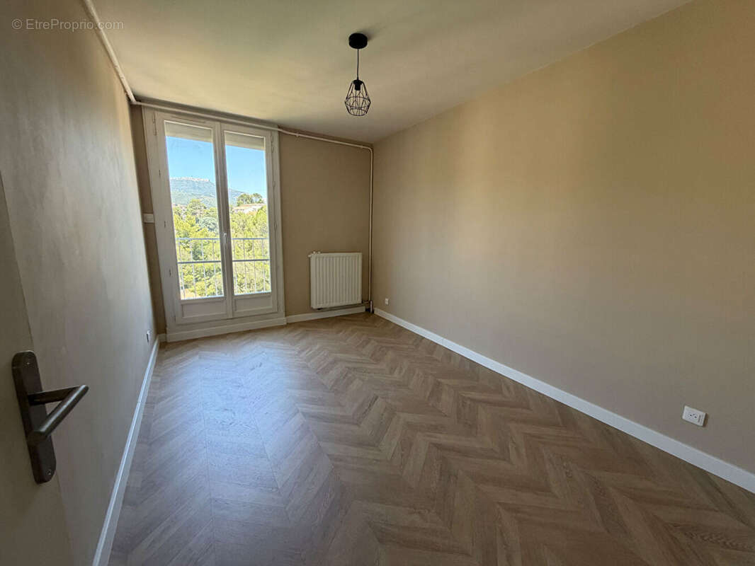 Appartement Toulon Ouest 4 pièce(s) 74 m2 avec balcon, cellier et parking collectif . - photo 6