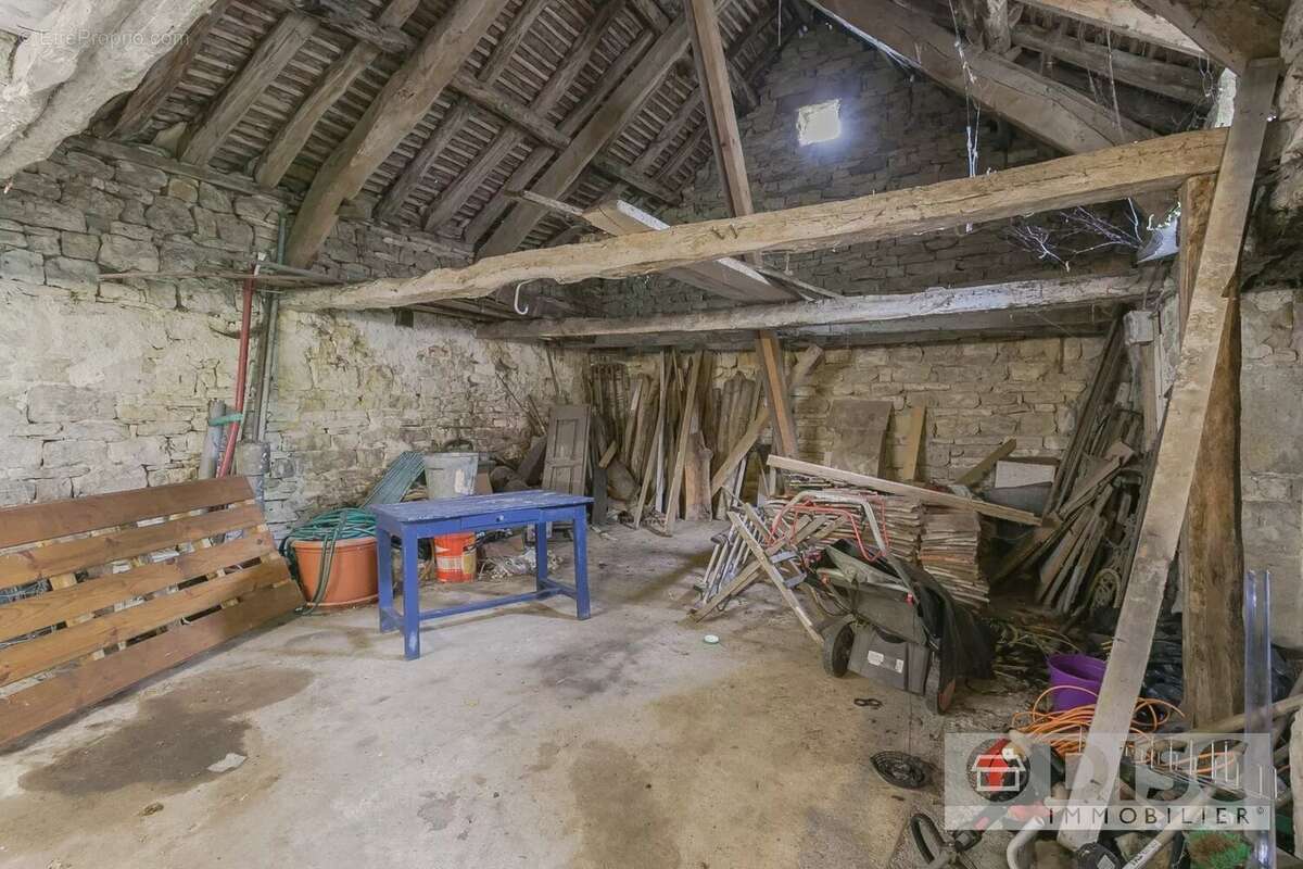 Charmant Corps de ferme avec spacieuse grange, appartement indépendant et un hectare de terrain - photo 19