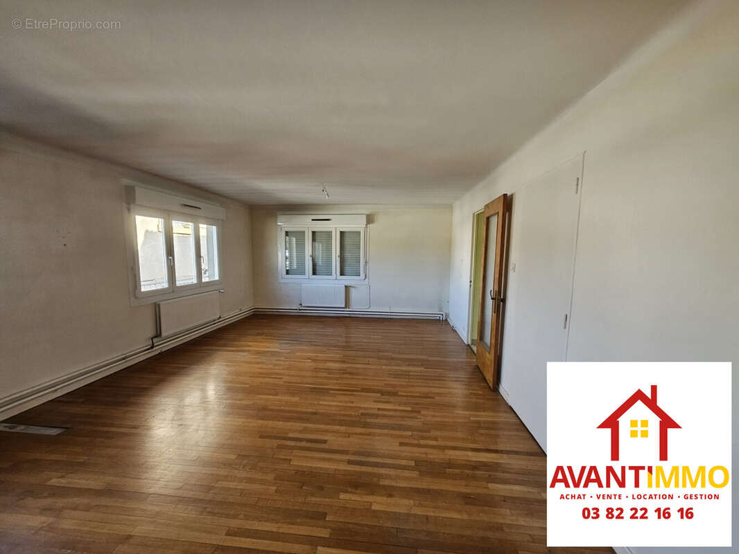 APPARTEMENT GAUCHE PIECE DE VIE
