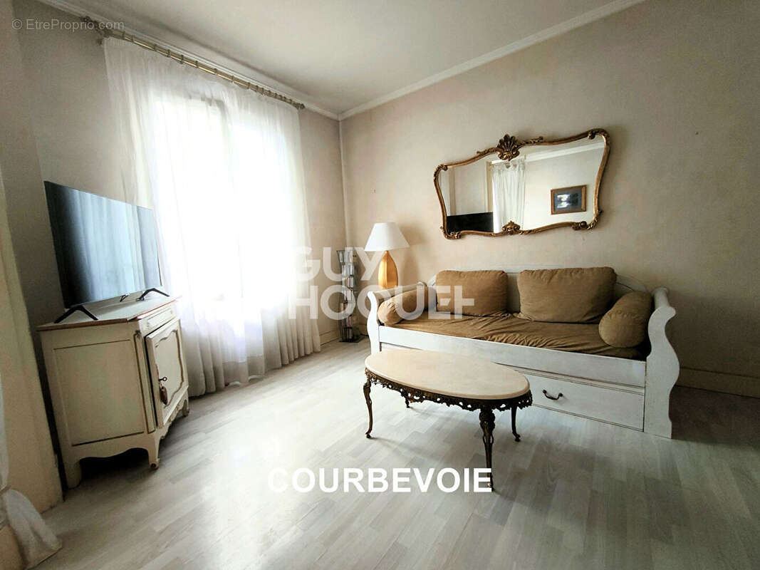 Appartement à COURBEVOIE