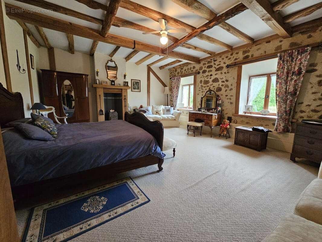 Grange exceptionnellement rénovée avec dépendances, atelier et vue panoramique. - photo 11