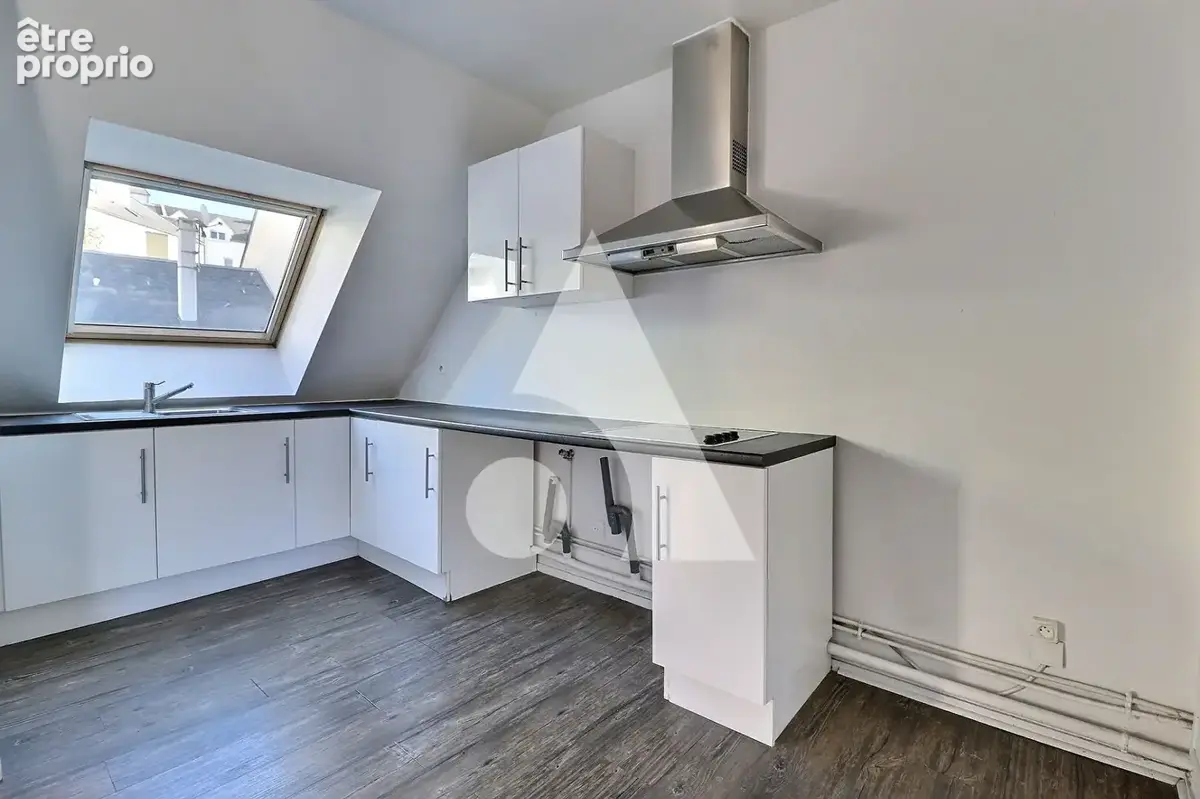 Duplex dernier étage avec extérieur - CENTRE VILLE - photo 4