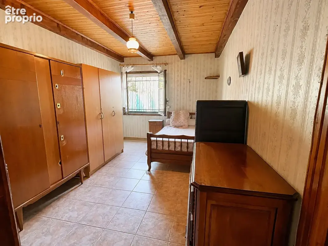 Gémenos - t2 avec extérieur, 72 m² de dépendances et 2 garages - viager occupé - photo 4