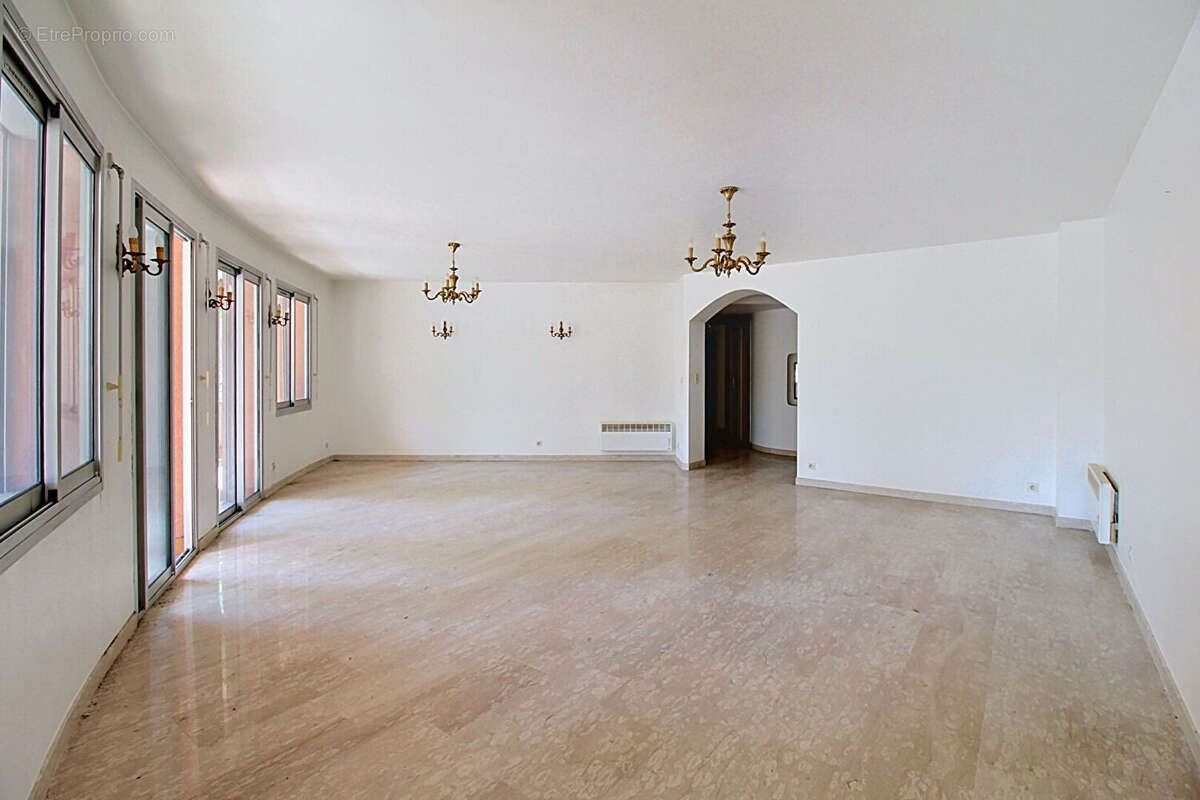 A VENDRE DRAGUIGNAN Appartement 2 chambres 127 m² avec garage et ascenseur - photo 5