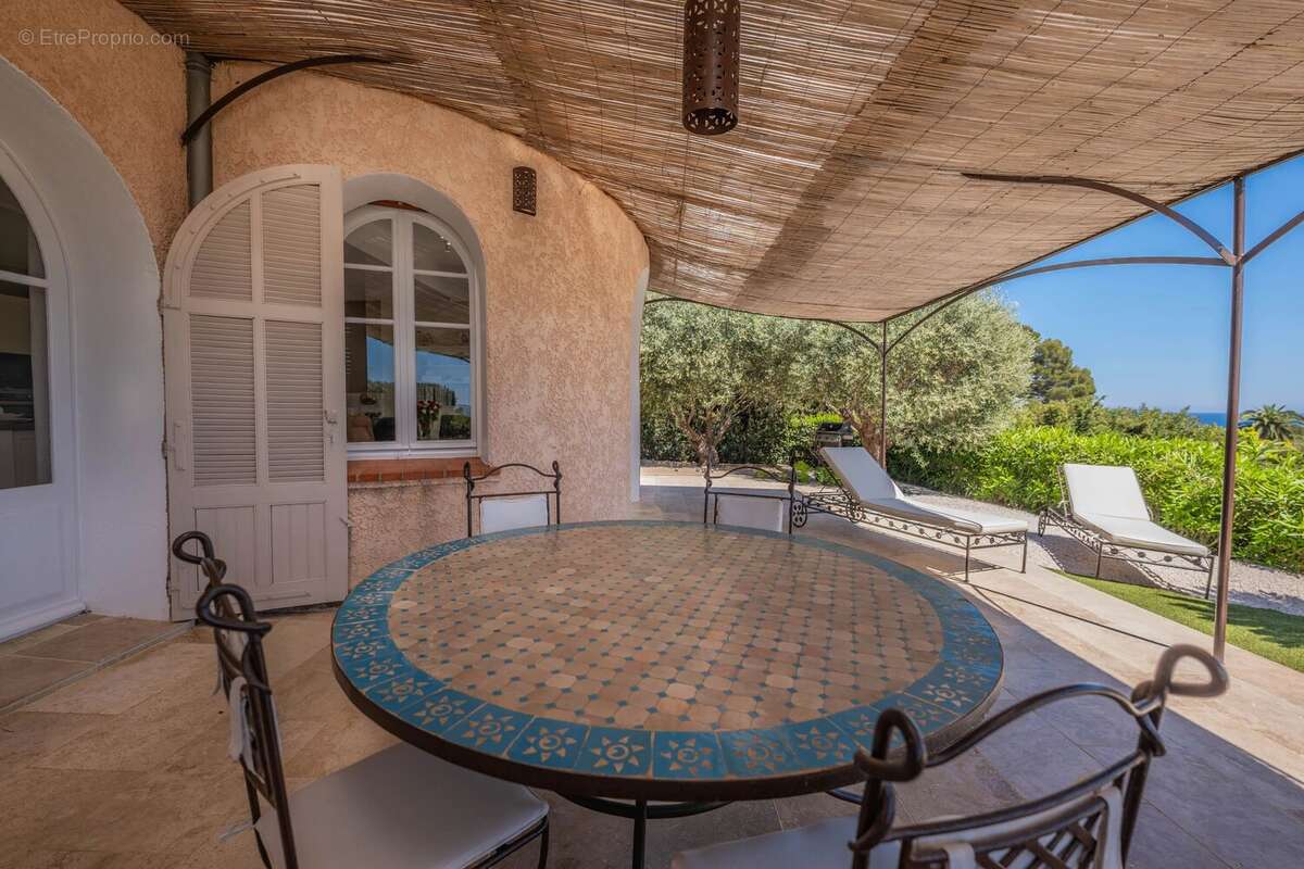 LES ISSAMBRES : Villa tout à pied avec vue mer exceptionnelle - photo 13