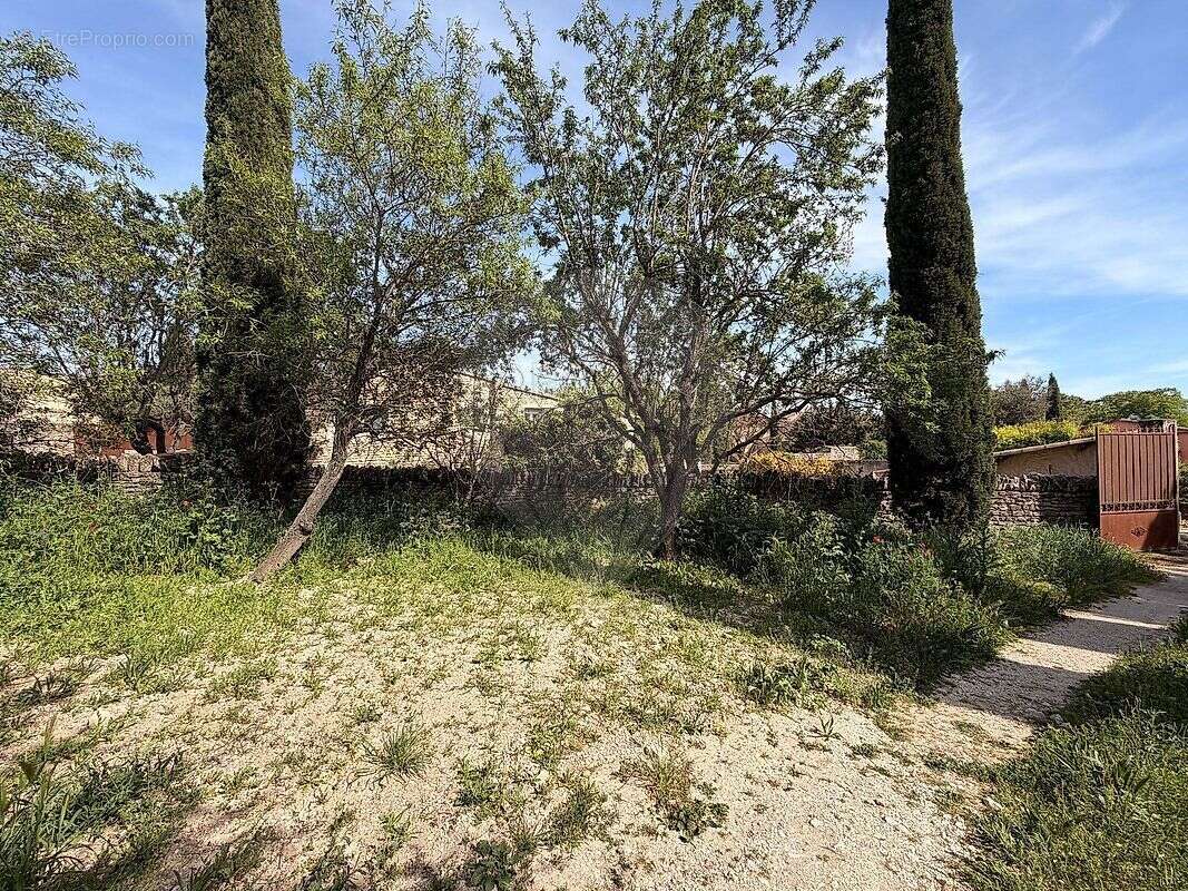 Terrain à CABRIERES-D'AVIGNON