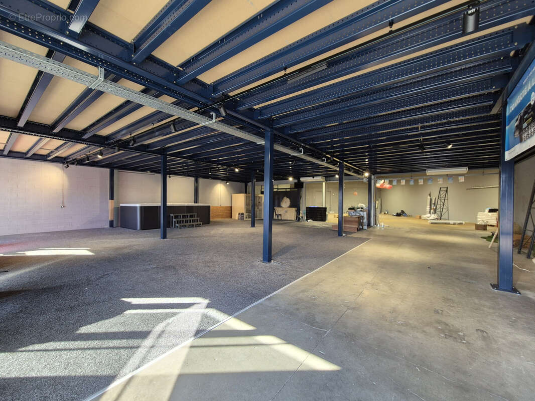 Local commercial 1000m2 Saint-Esteve - photo 2
