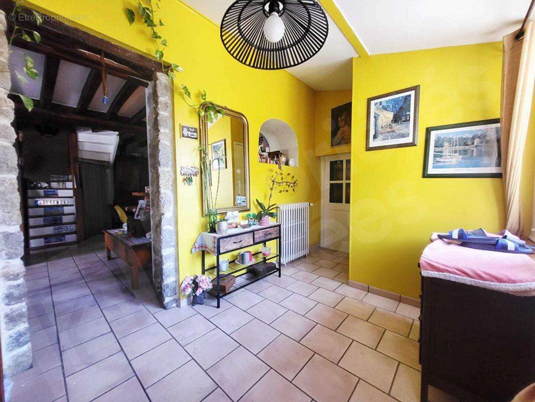 Sermaises centre, Maison en pierre 3 chambres, cour, garage - photo 2