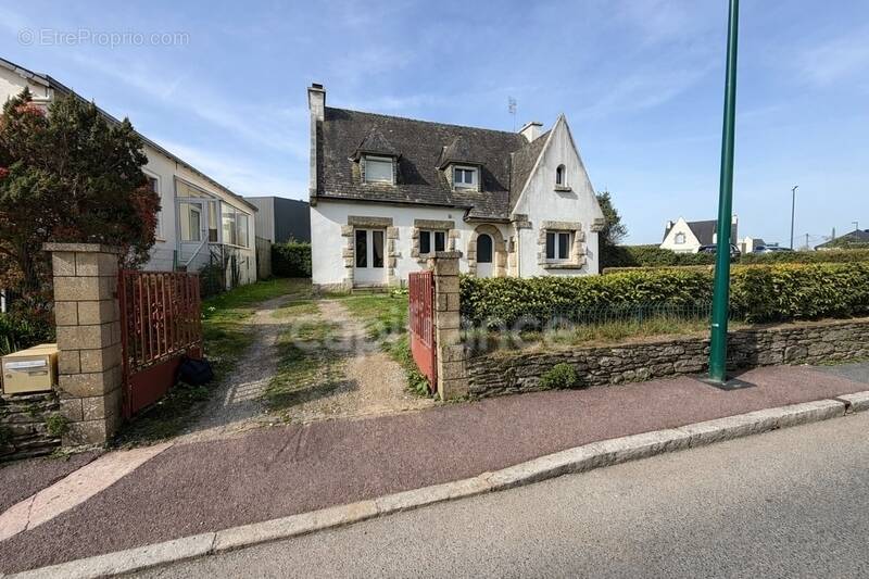 Maison à CHATEAUNEUF-DU-FAOU
