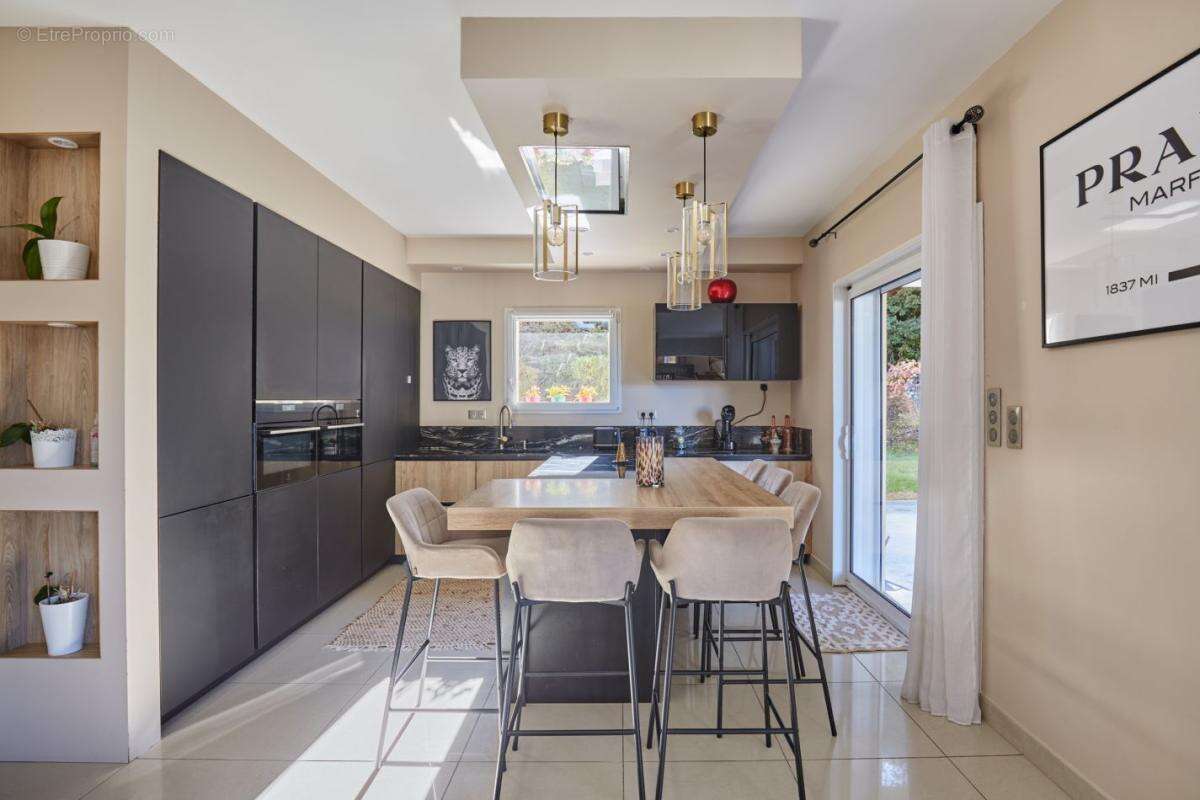 Maison à SIMIANE-COLLONGUE