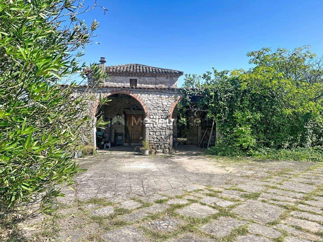 Exclusivité - Sud Ardèche - 07460 - Maison indépendante en pierres 100 m2  – 3 chambres, jardin intimiste et terrasse couverte - photo 2