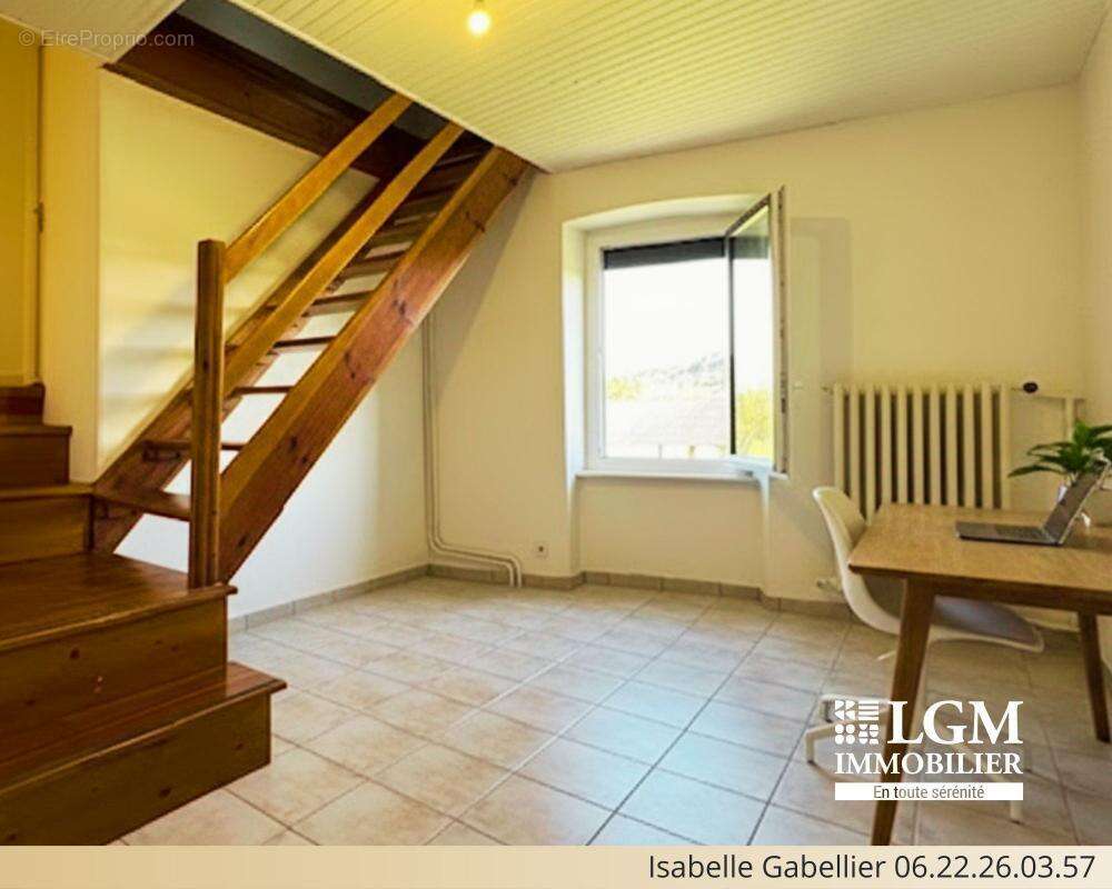 Maison à LE BREUIL-SUR-COUZE