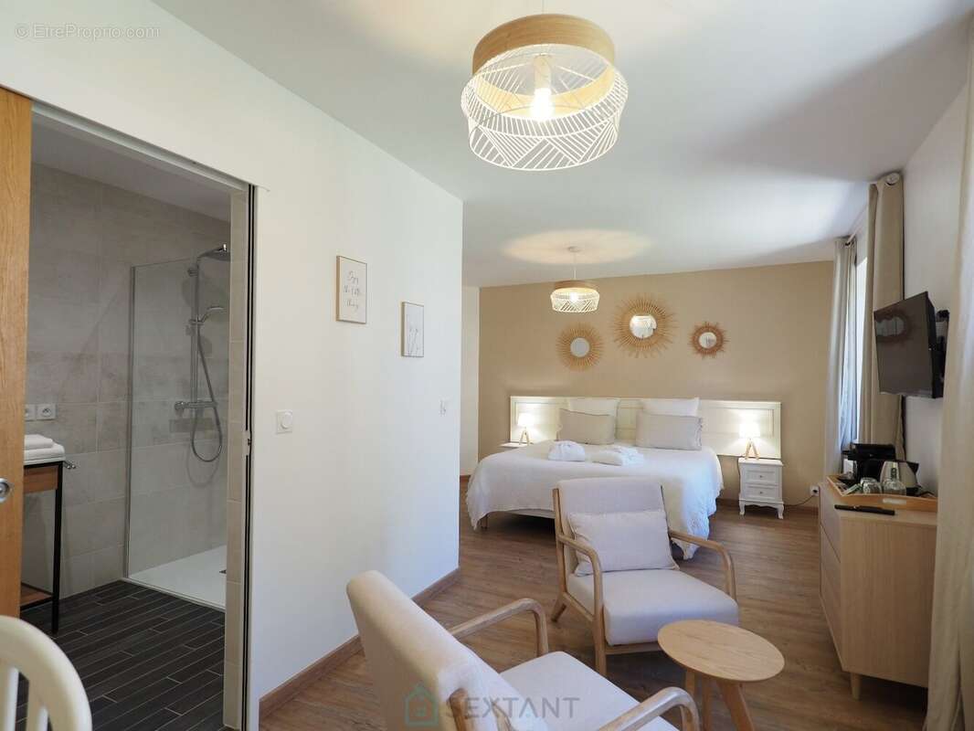 Un cadre atypique, une bâtisse en pierres récemment rénovée et équipée à neuf : Chambres d'hôtes, salle sports - fitness, espace - photo 9