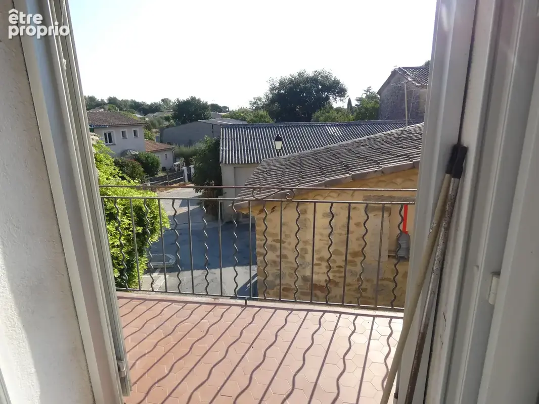 Bagard, centre du village , maison sur trois niveaux avec garage - photo 2