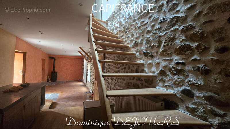 Maison à SAINT-SAUVEUR-DE-MONTAGUT