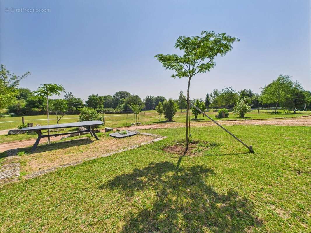 Maison à LA ROCHE-EN-BRENIL