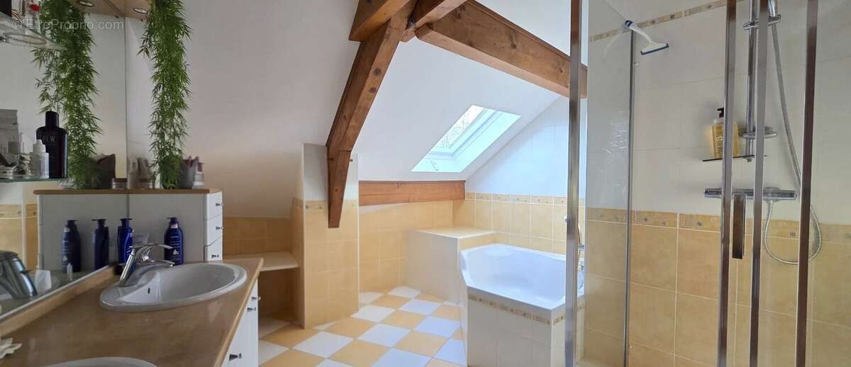 Maison à CHALLES-LES-EAUX