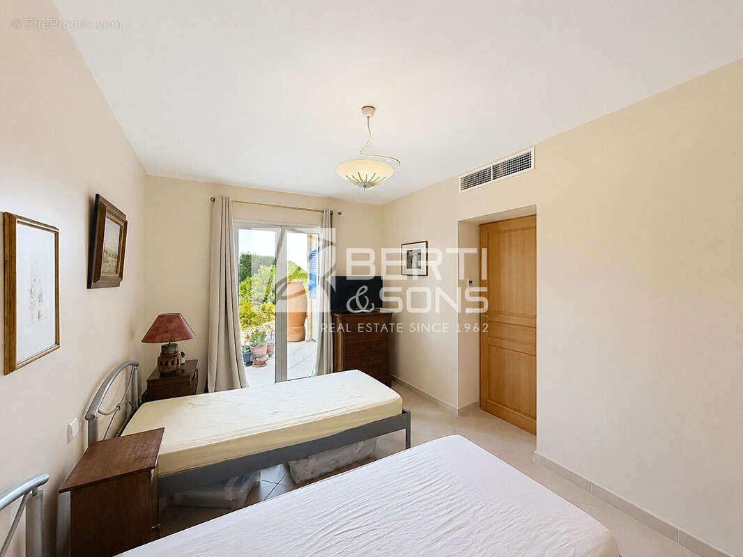 DOMAINE SECURISÉ - Villa 5 pièces de 211 m² avec vue mer panoramique - photo 17