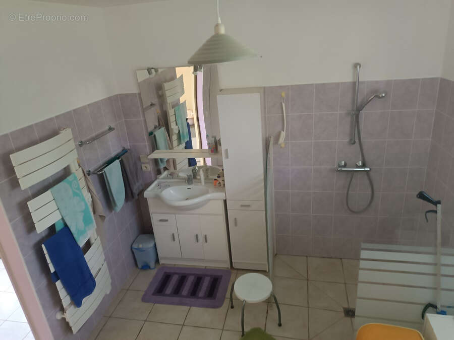 Nérondes (18350)   Ensemble immobilier de 227 m2 avec logement indépendant, véranda et deux garages - photo 15
