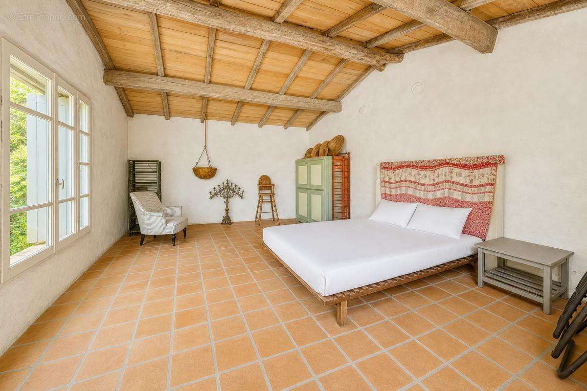 Maison de 8 pièces de 270 m² à Sainte-Gemme - photo 20