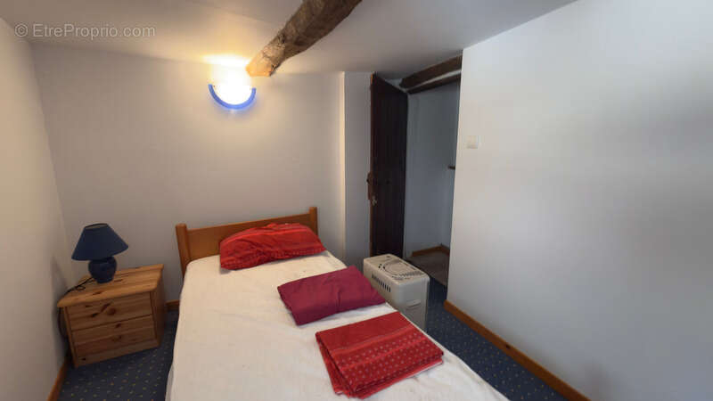 SOUS COMPROMIS - Maison de village avec jardinet et parking - Saint Trinit - photo 13