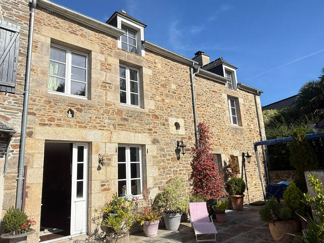 Maison à LANGROLAY-SUR-RANCE