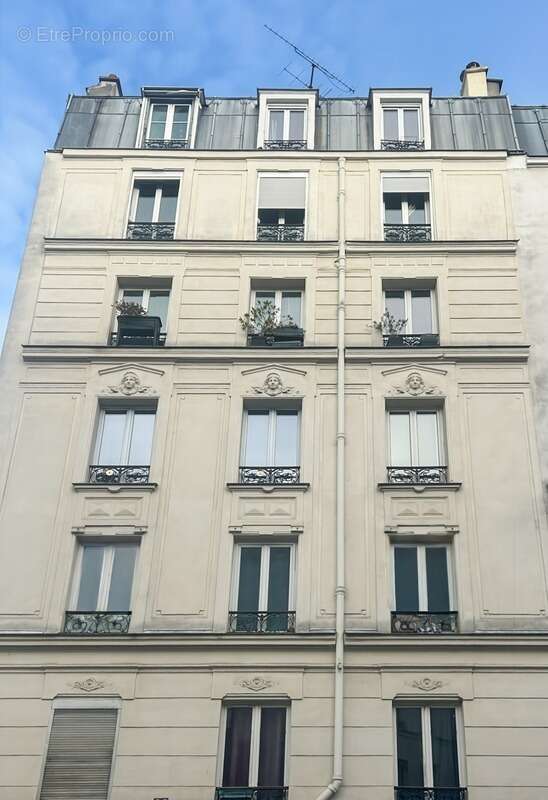 Appartement à vendre 2 pièces avec cave PARIS 17EME ARRONDISSEMENT (75) - rue Guy Môquet - 34 m2 Loi Carrez - 315 000 € honorair - photo 10