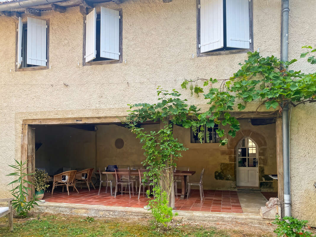 À Vendre – Maison de village en pierre (6 pièces) de 227 m² à Bazian (Gers) avec cour et jardinet - photo 20