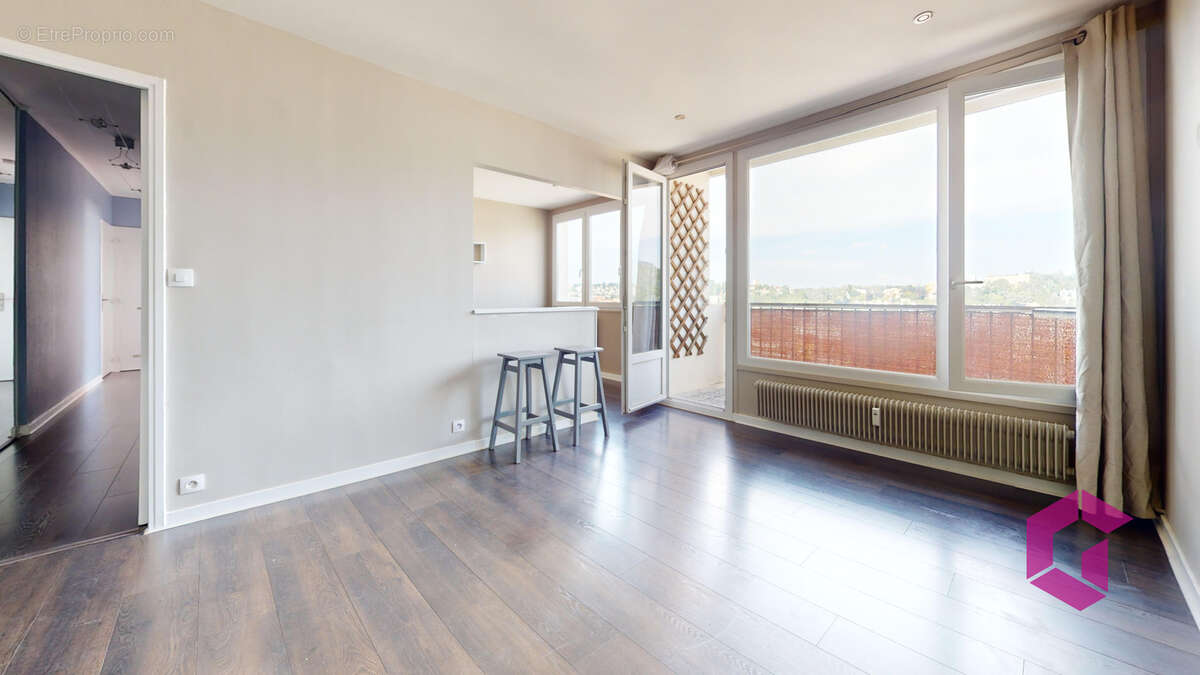À vendre   Appartement T3/T4 de 70 m2   Dernier étage avec balcon et vue dégagée   Saint-Étienne, secteur Bell - photo 2