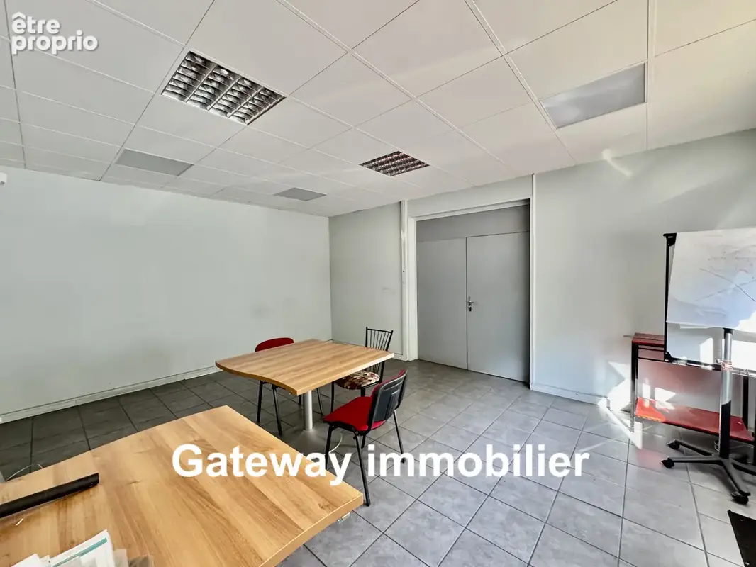 A vendre ensemble immobilier entrepôts/bureau 3346m2 à 03300 cusset - photo 9