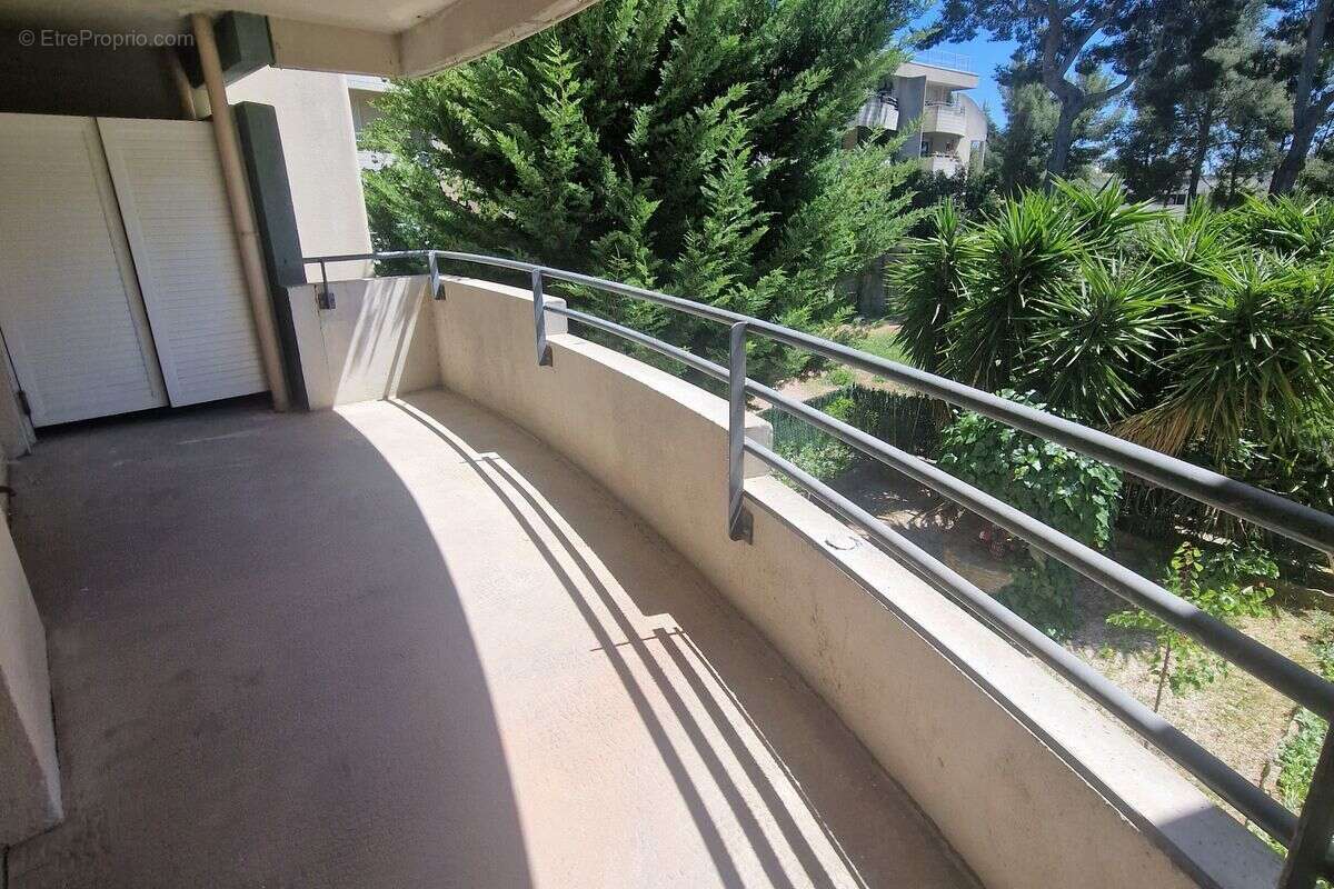 E3477A013L T3 rénové de 72.14m² avec large terrasse de 14m² quartier les matagots - photo 3