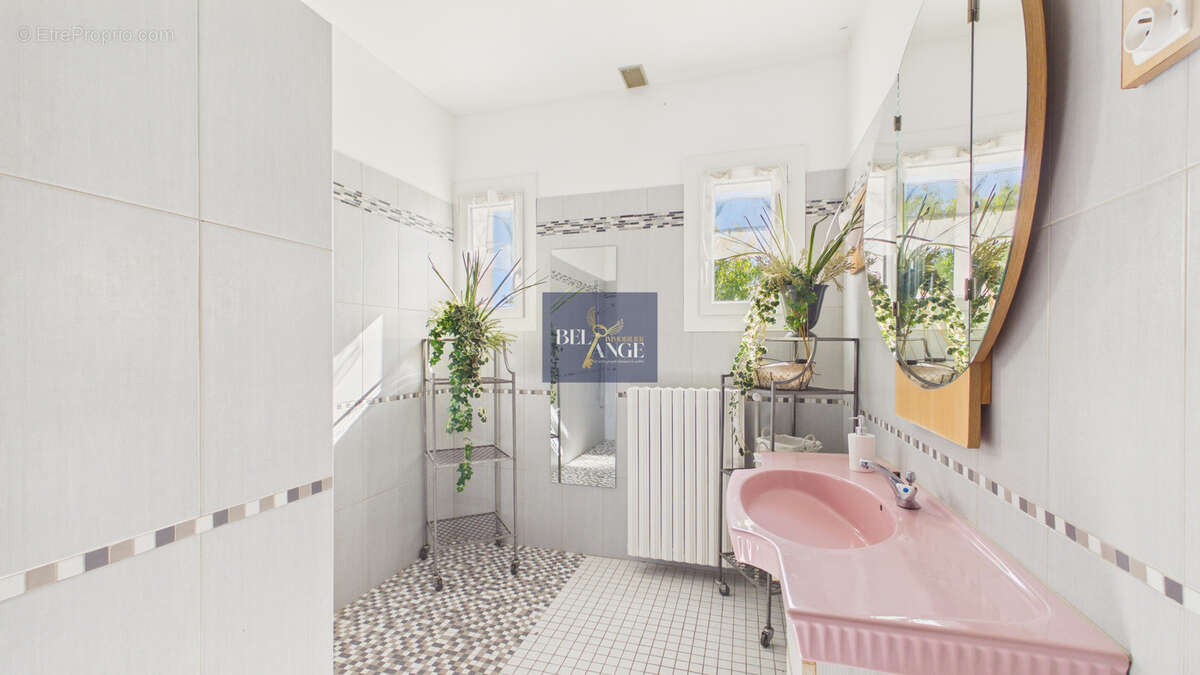 Maison à BERRIAS-ET-CASTELJAU