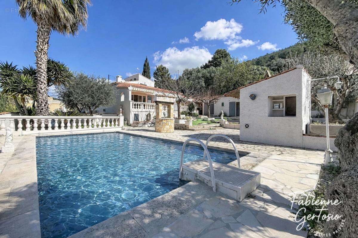Maison à CEYRESTE