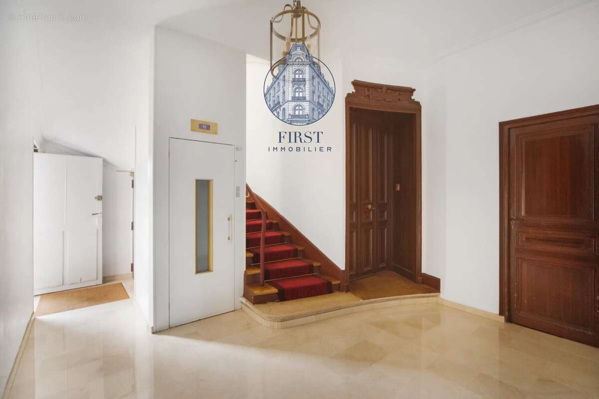 Appartement à PARIS-16E