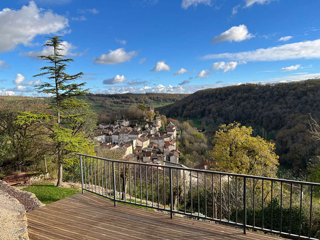 Maison entièrement restaurée avec vue exceptionnelle sur les hauteurs. - photo 3