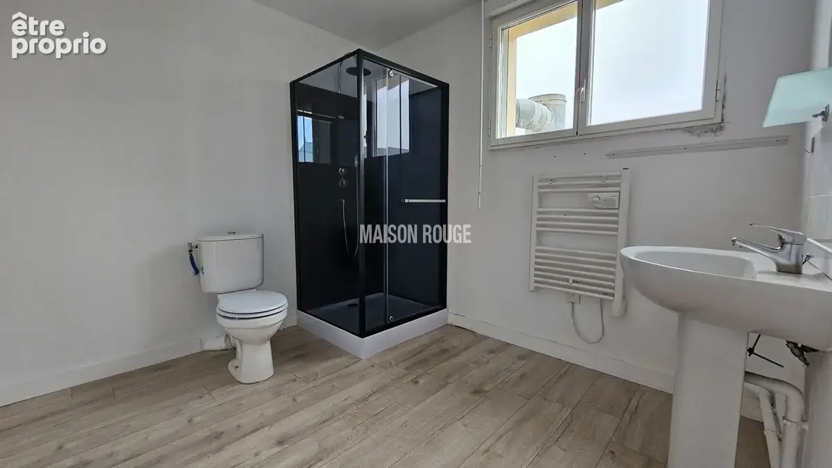 Grand appartement de 105 m²  3 chambres  Centre de Sarzeau  Parking - photo 9