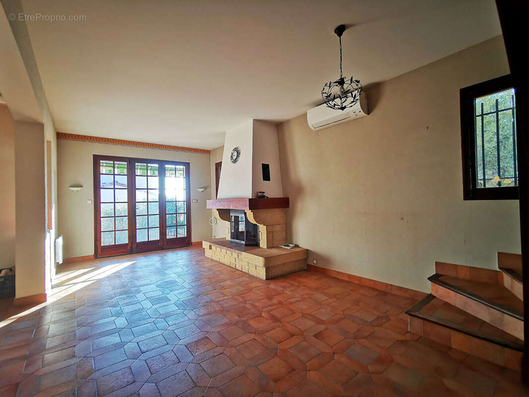 Maison traditionnelle t5 (construite en 1973) de 138 m² sur un terrain de 1 003  m2 - photo 8