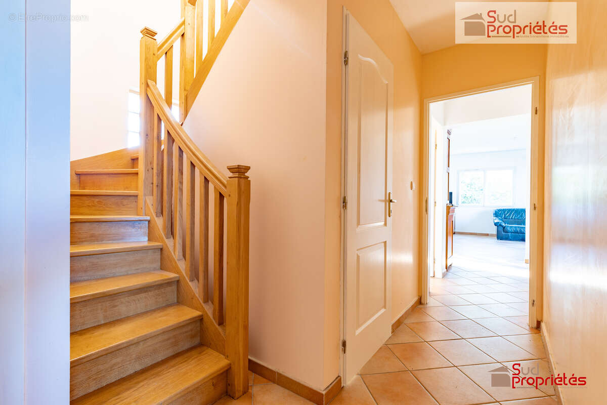 accés etage - Maison à VENERQUE