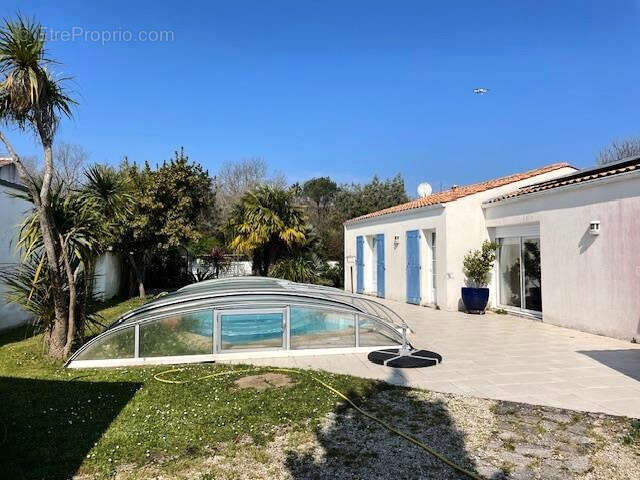 Élégante maison avec piscine et jardin paysager dans un environnement privilégié - photo 8