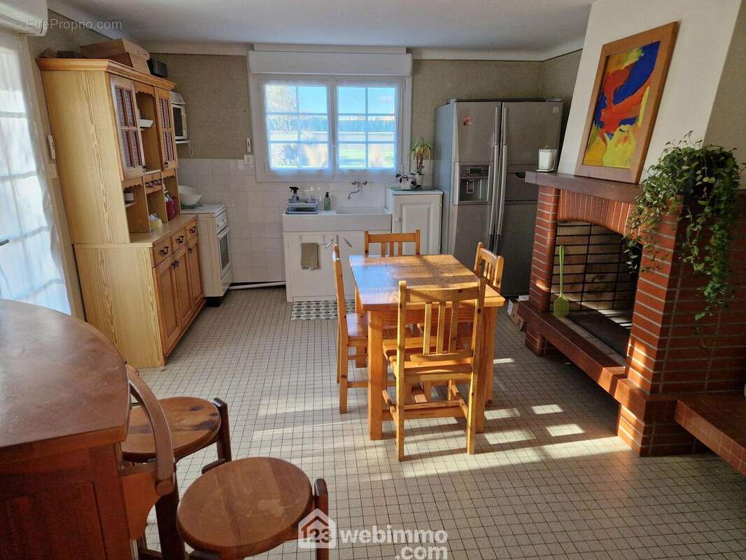 La seconde cuisine (rez-de-chaussée) avec cheminée - Maison à LA ROCHE-SUR-YON