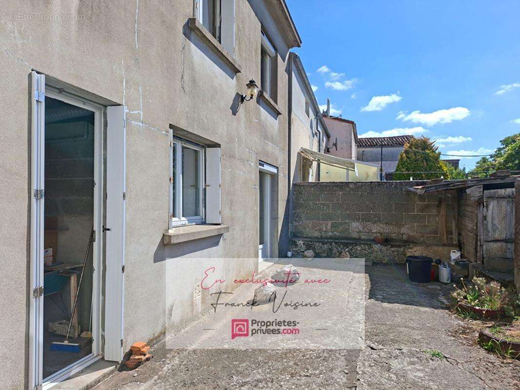 A VENDRE en Exclusivité à Beaurepaire, Ensemble de 2 maisons de 126 et 50 m2 avec plusieurs dépendances et garages sur une parce - photo 17