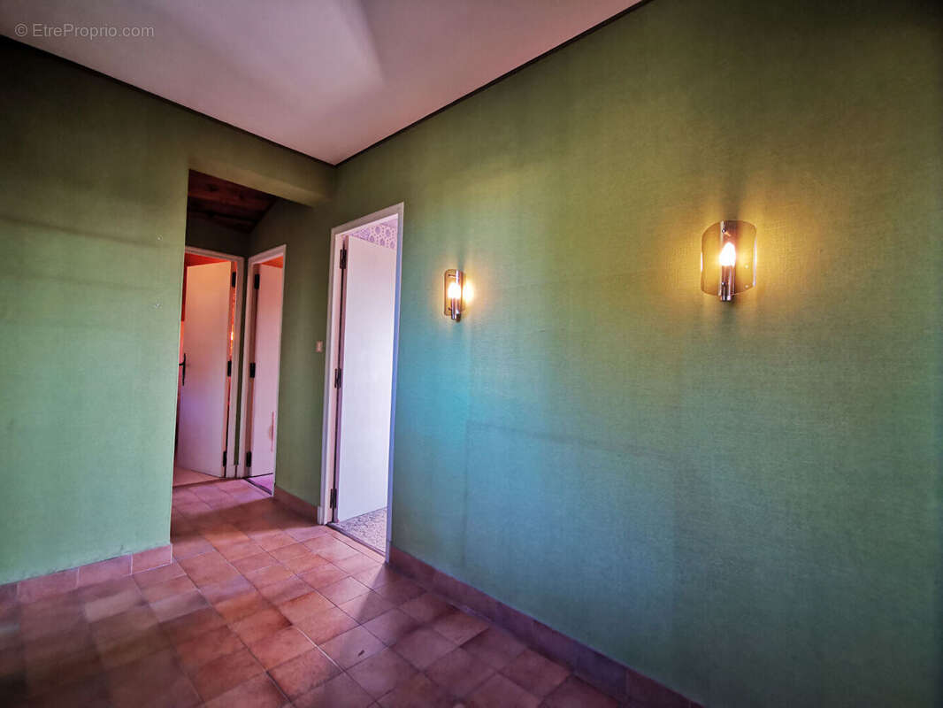 Maison traditionnelle t5 (construite en 1973) de 138 m² sur un terrain de 1 003  m2 - photo 14