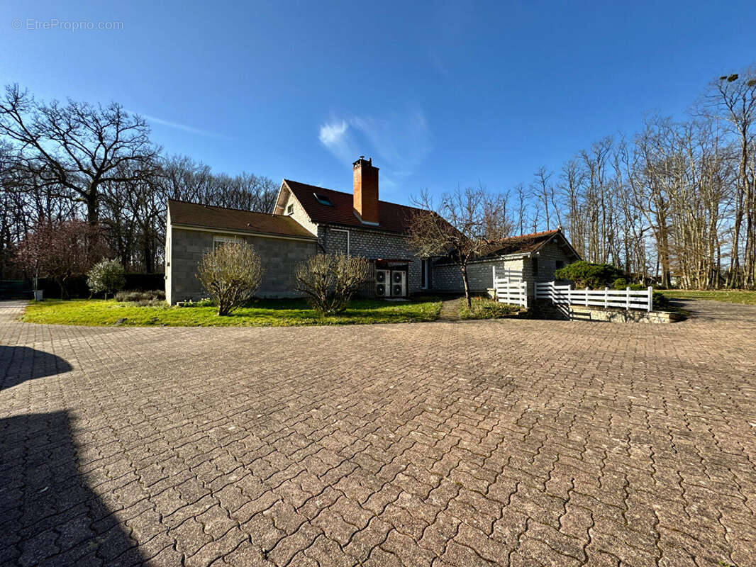 Maison à SULLY-LA-CHAPELLE