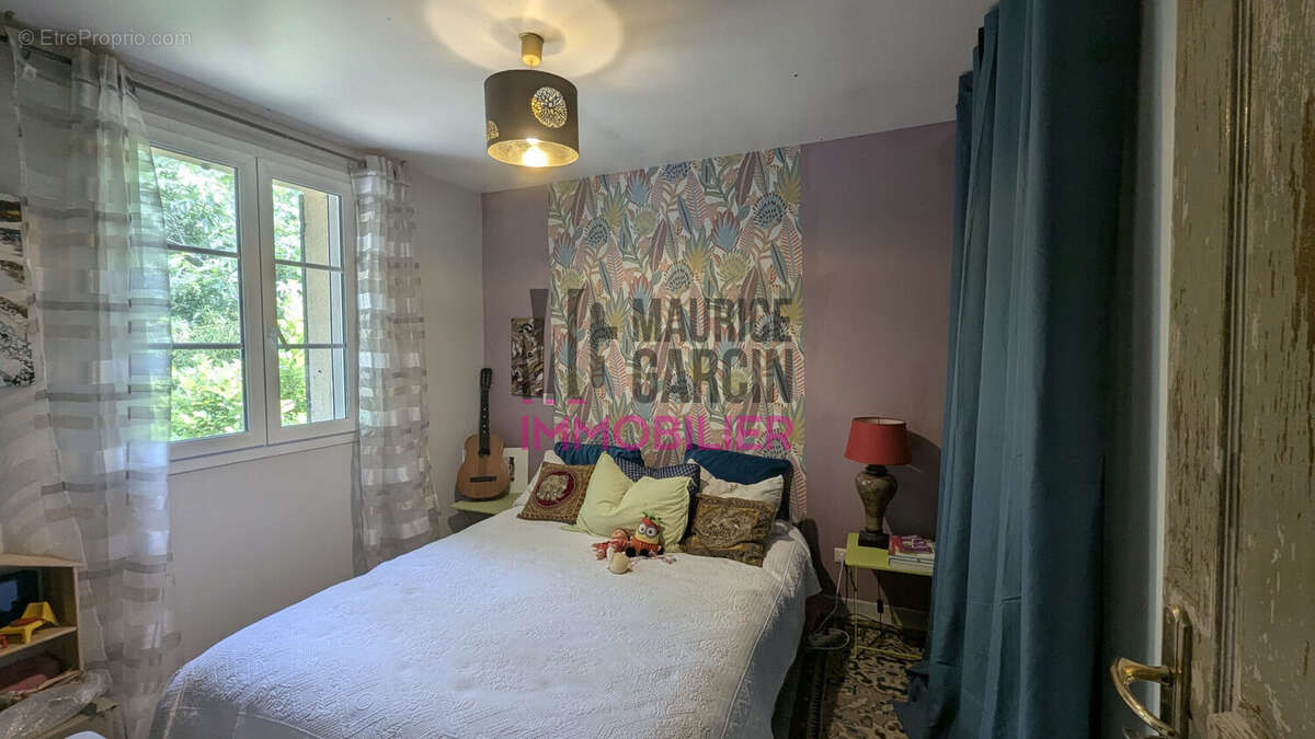 Maison à ENTRAIGUES-SUR-LA-SORGUE