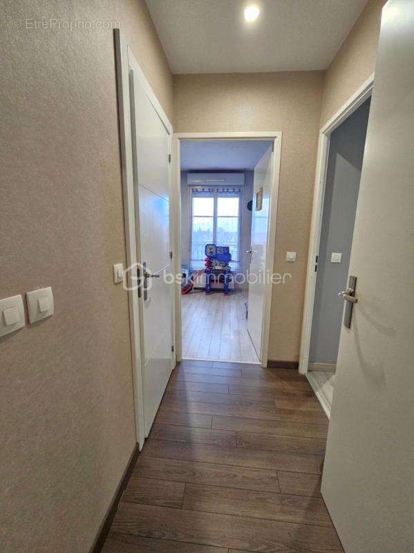 Appartement à VAUJOURS