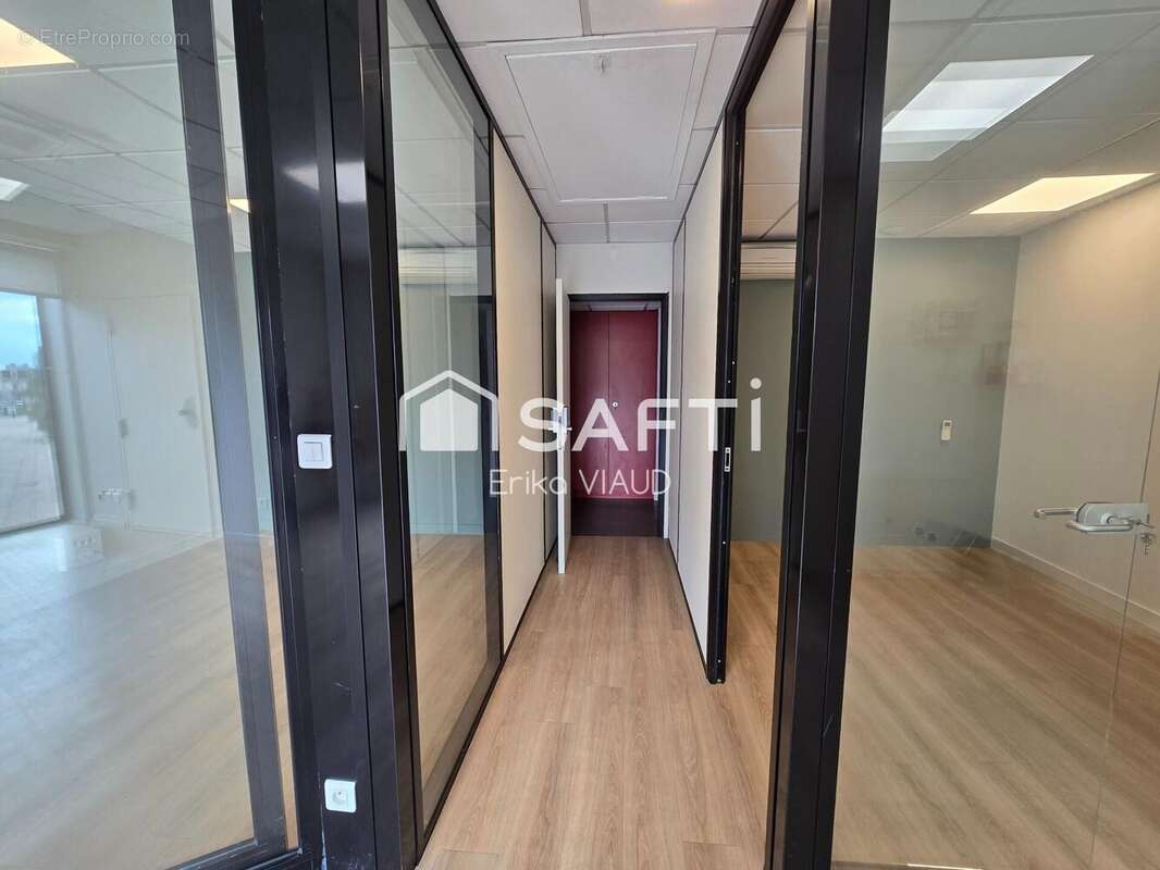 Photo 2 - Commerce à SURGERES