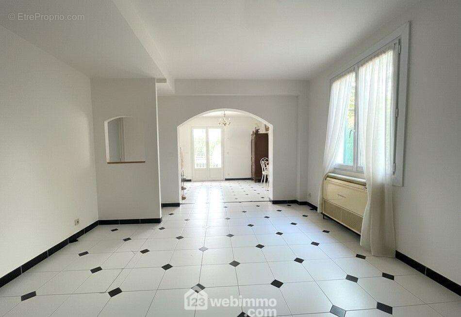 Volumes généreux permettant de repenser les espaces selon vos envies. - Appartement à FREJUS