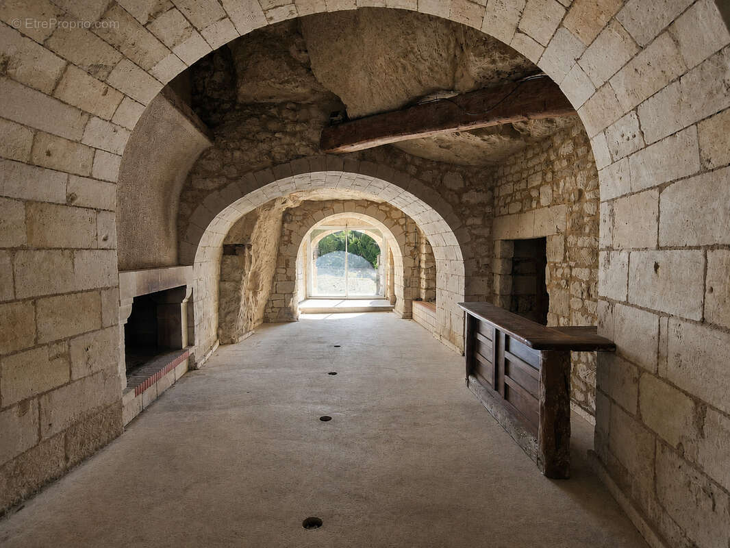Maison en pierre avec dépendances, caves et grand terrain - photo 4