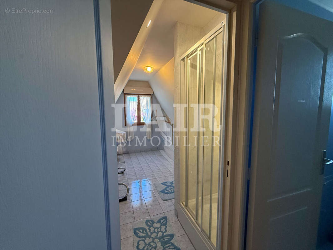 Maison familiale de 165 m² avec jardin, double garage et vie de plain-pied réf: F15552 - photo 10