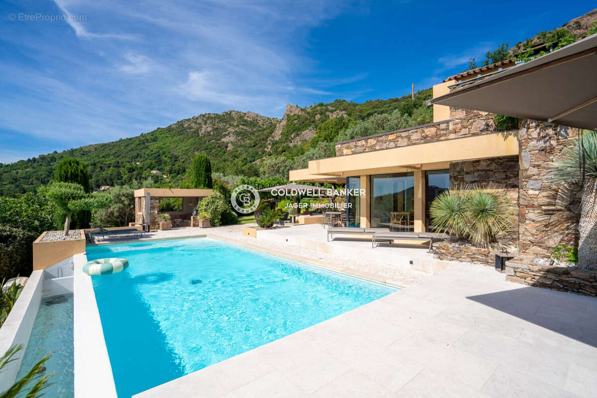 Maison 230 m² à La Garde-Freinet  - photo 4